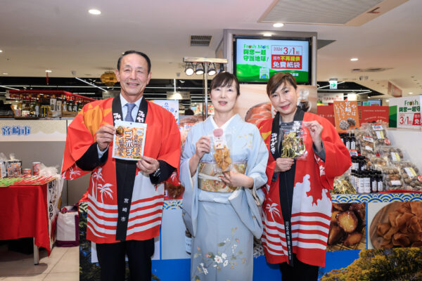 宮崎市副市長袈裟丸未央(中)、遠東SOGO百貨台灣區營運本部販促部副總經理播本昇(左)、遠東忠孝SOGO百貨蕭淑英店長(右)出席開幕儀式,攜手推動台日地方交流與物產合作。圖/主辦單位