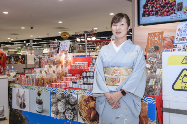 宮崎市副市長袈裟丸未央於物產展現場與宮崎市精選商品合影,親自向台灣市場介紹在地物產特色,傳遞宮崎「產地直送、品質至上」的城市魅力與交流誠意。圖/主辦單位