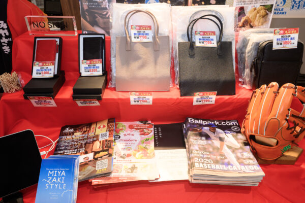 宮崎市物產展周邊商品琳瑯滿目,包含特色醬料、果醬、飲品與伴手禮,融合地方風味與精緻設計,展現日本在地文化與生活美學。圖/主辦單位