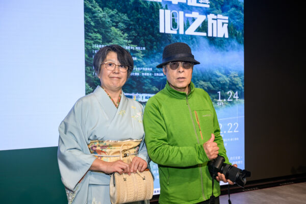 電影《奇緣列車只見線1+2+3最終章》導演井草葉子（左）與奧會津鄉土攝影家星賢孝（右）於活動現場合影，透過影像與攝影藝術，共同傳遞只見線所承載的地方文化與人文情感。圖/主辦單位