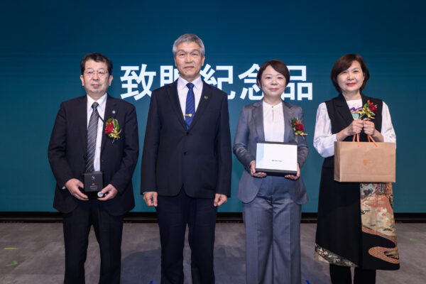 由左至右：福島縣金山町副町長栗田哲也、台北捷運副總經理詹文滔、公益財團法人日本台灣交流協會台北事務所新聞文化部長代理部長 室長古跡優香、中華民國外交部亞東太平洋司總領事張淑玲於活動現場互贈紀念品並合影，象徵台日鐵道文化交流與城市合作情誼深化。圖/主辦單位