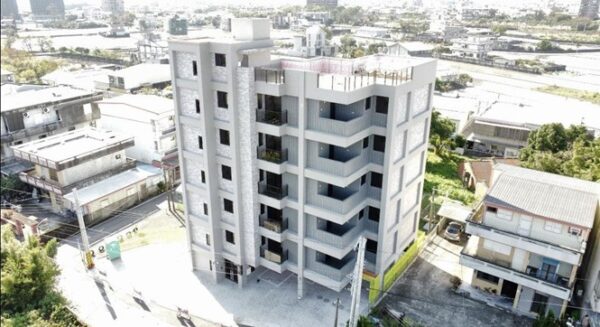 「禾田沐」坐落蘭陽溪河堤景觀第一排,以一層一戶的純住戶規劃,結合低密度量體設計,形塑開闊視野與靜謐居住氛圍,展現河岸生活的從容尺度。圖/業者提供