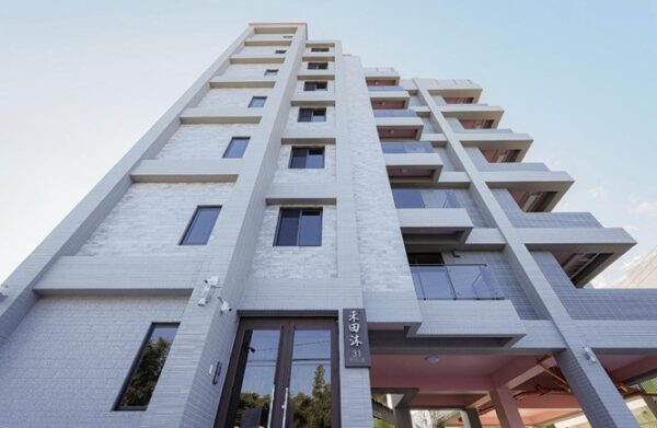 建築立面以樸實簡約語彙呈現,搭配三面採光設計與低公設比規劃,使住宅回歸居住本質,打造專屬於住戶的私密領域與高品質生活空間。圖/業者提供