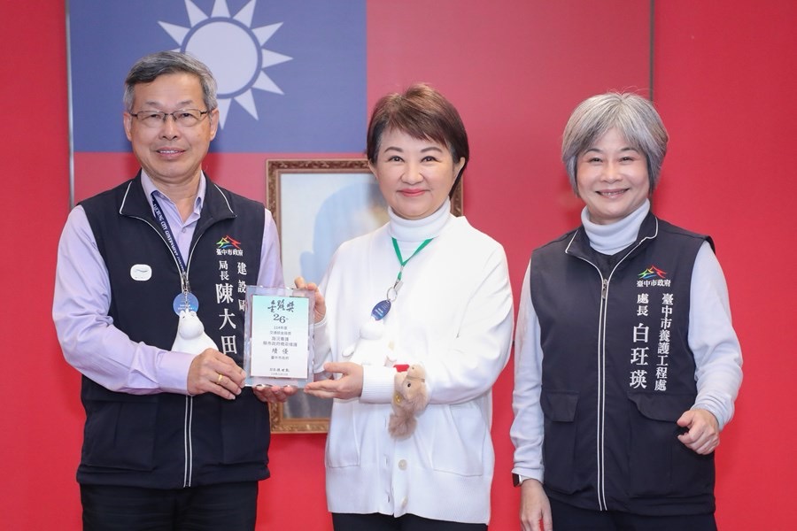 橋梁維護再締「金路獎」六都第一 中市建設局市政會議獻獎共享榮耀