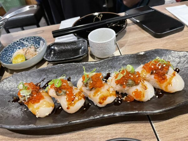 晶瑩剔透的鮭魚卵鋪滿料理表面，入口爆汁，鮮味在口中層層綻放。圖/朱立君攝