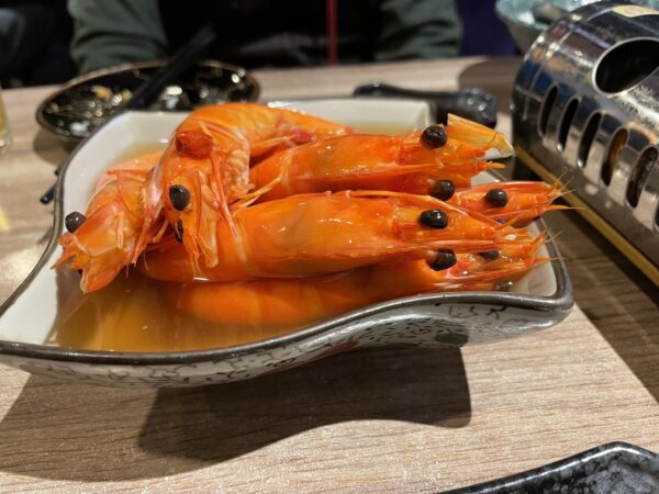 新鮮白蝦以紹興酒醃製入味，酒香滲透蝦肉，口感鮮甜細緻，是經典開胃冷盤。圖/朱立君攝