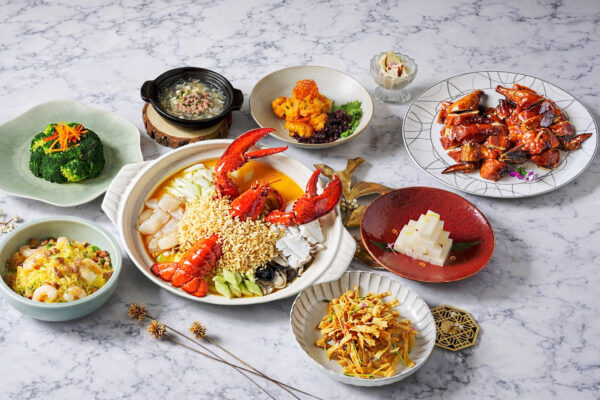 圖說:弈夢紅樓主打海陸饗宴,「波士頓龍蝦泡飯」以整隻龍蝦搭配脆米與高湯生滾沖淋,呈現鮮甜層次;另有避風塘炒蟹、蒜香脆皮雞與多道精緻配菜齊聚上桌,展現新中菜的豐盛與質感。圖/瀚寓酒店提供