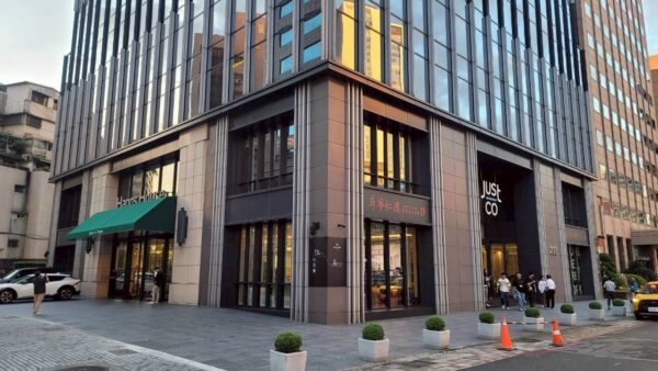 弈夢紅樓招牌「波士頓龍蝦泡飯」以整隻龍蝦搭配脆米與鮮蝦干貝高湯生滾沖淋,融合干貝、時蔬與海味食材,呈現鮮甜濃郁、層次分明的奢華口感。圖/瀚寓酒店提供