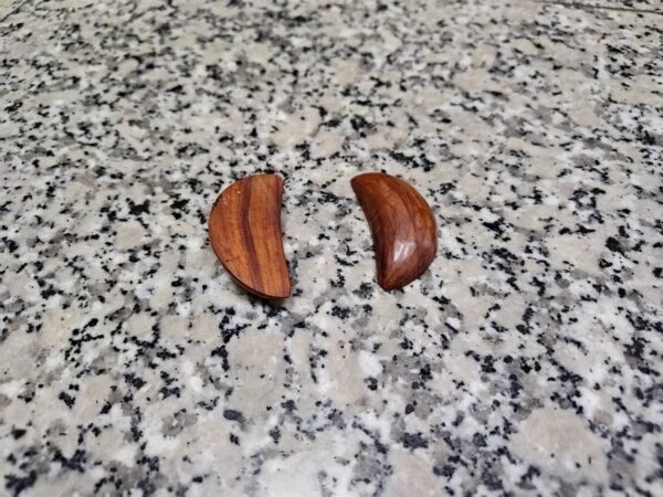 木質擲筊為傳統民俗祭祀常見用品，聖杯。圖／朱文君攝