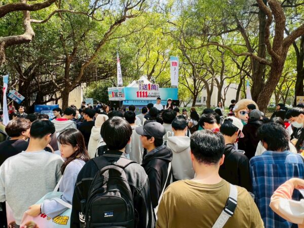 2026陽明交通大學校園徵才博覽會,眾多學子在1111攤位前爭取抽中大獎。(圖/1111人力銀行提供)