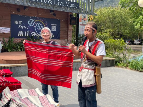 南庄獵人學校由部落青年示範與介紹原住民族傳統服飾與織布文化，透過現場解說與展示，讓參與者深入認識原民文化特色與山林生活智慧。圖/温雅君攝