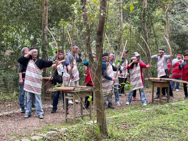 參與農村走讀交流體驗的來賓在南庄獵人學校森林場域中體驗傳統弓箭射擊,透過沉浸式互動活動認識原住民族獵人文化與山林生活智慧。圖/朱立君攝
