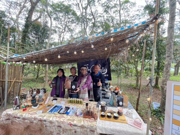 遊客在南庄獵人學校森林場域中體驗在地手沖咖啡與特色風味咖啡,於自然山林氛圍中品味南江休閒農業區結合農村文化與慢活生活的特色飲品。圖/朱立君攝