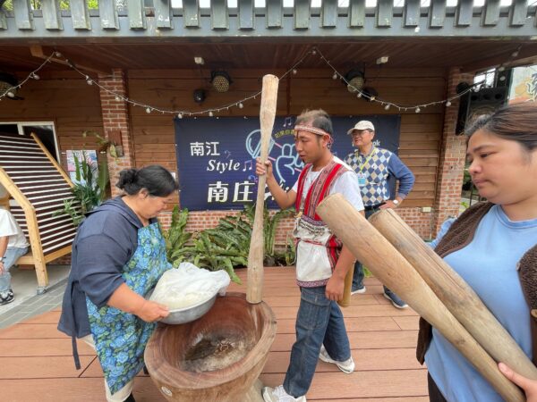 參與農村走讀交流體驗的來賓在南江休閒農業區體驗原民傳統「搗粄(麻糬)」活動,在熱鬧互動中感受部落飲食文化與團康樂趣。圖/朱立君攝