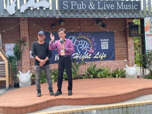 農業部農村發展及水土保持署臺中分署分署長陳榮俊博士(右)與南江休閒農業區發展協會理事長陳黃光達(左)於南庄南江 S-Pub 舞台分享農村再生與山林文化體驗成果,並帶動現場交流氣氛。圖/朱立君攝
