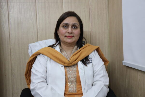 Saima Umar醫師為巴基斯坦古傑蘭瓦拉教學醫院的兒科主任，並於過去一年與無國界醫生合作。照片攝於2026年2月26日。©MSF