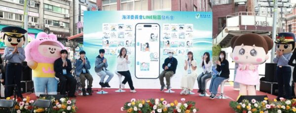 管碧玲主委與插畫家利用手機介面對話,示範本次海洋主題LINE貼圖的趣味互動。圖/主辦單位