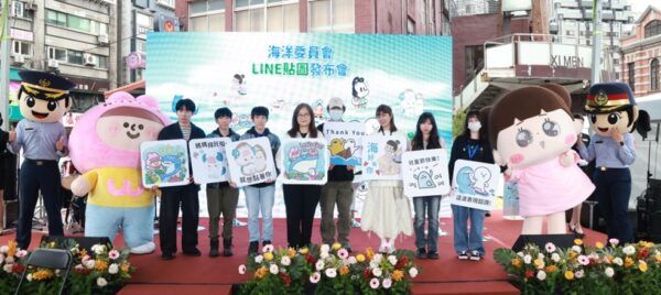 管碧玲主委(左4)與插畫家weiweiboy(左1)、吉文考古(左2、3)、iyaya(左5)、33_original(右3)、昀子(右2)、寶寶不說(右1)、人氣人偶啾啾妹、可愛大王及海巡人偶一同合照。圖/主辦單位