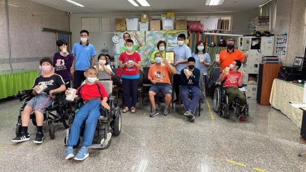 糕抬粿手秉持由心出發的理念，長期參與公益活動，與關懷單位分享食品。（圖／糕抬粿手食品有限公司提供）