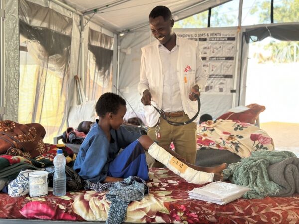 無國界醫生醫療活動經理穆斯塔法・奧馬爾・伊德里斯，在蘇丹塔維拉醫院為一名兒童進行診療。照片攝於2026年03月08日。©MSF