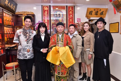 電影《農曆三月二十三》主要演員齊聚宮廟場景拍攝,楊子儀、陳明真、吳政勳、梁佑南、Darren(邱凱偉)與方琦同框亮相,展現濃厚宗教文化氛圍,為跨世因果故事揭開序幕。圖/北投映像電影提供