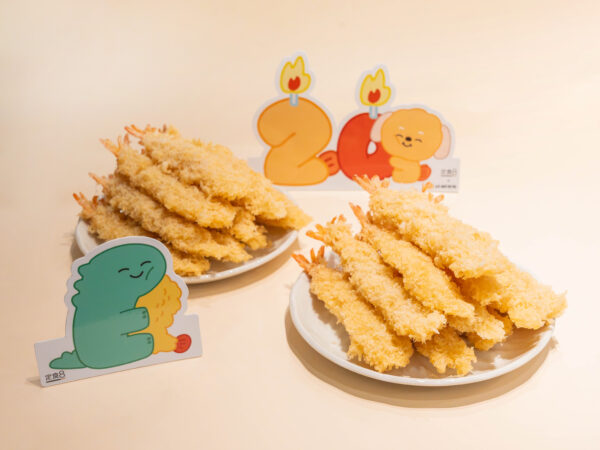 定食8歡慶品牌20週年，推「20隻蝦爆炸盤」挑戰活動，完成指定任務有機會獲得整盤金黃炸蝦。圖/業者提供