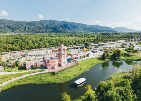 理想PAARK水岸生活森光遊湖結合湖畔綠意與異國風格建築，呈現悠閒水岸旅行氛圍。圖/業者提供