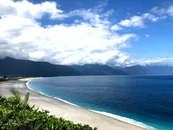 花蓮中央山脈與太平洋交織而成的壯麗海岸線，呈現東台灣經典山海景觀。圖/業者提供