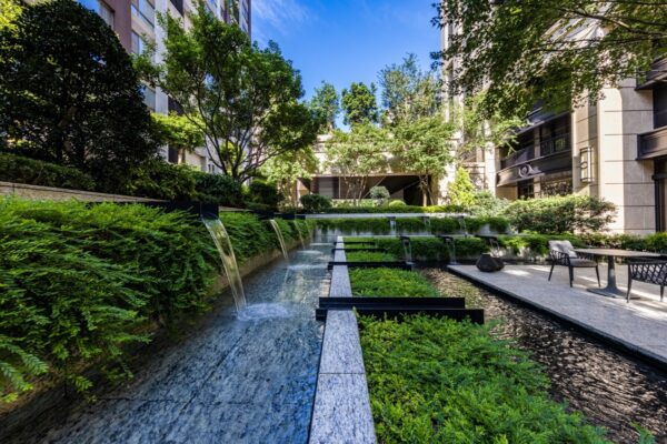 「詠藝」將自然融入日常生活場域之中，不只是圍繞建築，而是成為生活的一部分。(圖/詠藝提供)