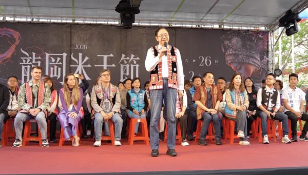 戶外大型舞台劇《美味當家》於龍岡大操場登場,結合藝人與在地團隊演出,透過戲劇呈現龍岡文化故事。圖/業者提供