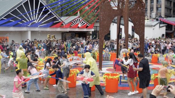 2026桃園龍岡米干節盛大開幕,潑水祈福儀式吸引大批民眾參與,現場水花四濺、氣氛熱烈,象徵洗去晦氣、迎接新年祝福。圖/業者提供