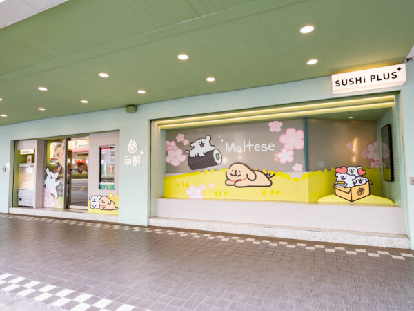 爭鮮同步於全台打造8間期間限定聯名主題店，從門口、牆面到用餐空間全面換上線條小狗設計。圖/業者提供
