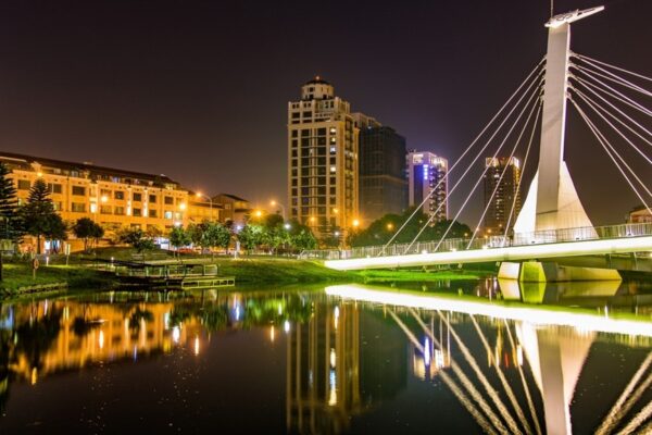 青塘園夜景燈光映照湖面,湖畔步道成為居民夜間散步與放鬆的熱門場域。圖/桃園市政府