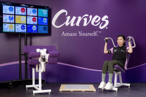 Curves可爾姿導入「i私教智能教練系統」，結合穿戴裝置與運動數據追蹤，打造女性專屬的智慧健身與健康管理新體驗。圖/臺灣人壽提供