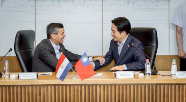 賴清德與聖地牙哥・培尼亞參訪南部科學園區期間交流互動，雙方強調將深化科技合作與民主夥伴關係，共同推動產業發展與永續未來。（圖／截自賴清德FB）