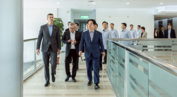 賴清德陪同聖地牙哥・培尼亞參訪南部科學園區，實地了解台灣半導體與科技產業發展成果，展現台巴深化科技合作與產業交流的決心。（圖／截自賴清德FB）