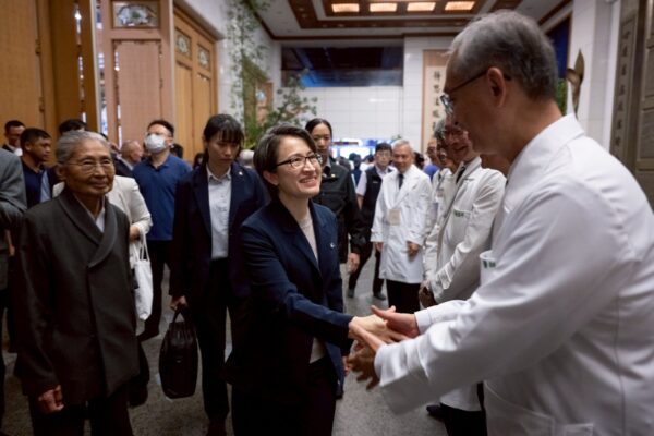 蕭美琴出席慈濟基金會60週年活動期間，與慈濟醫療團隊及志工親切交流，感謝慈濟長年投入醫療、公益與人道關懷工作。（圖／截自蕭美琴FB）