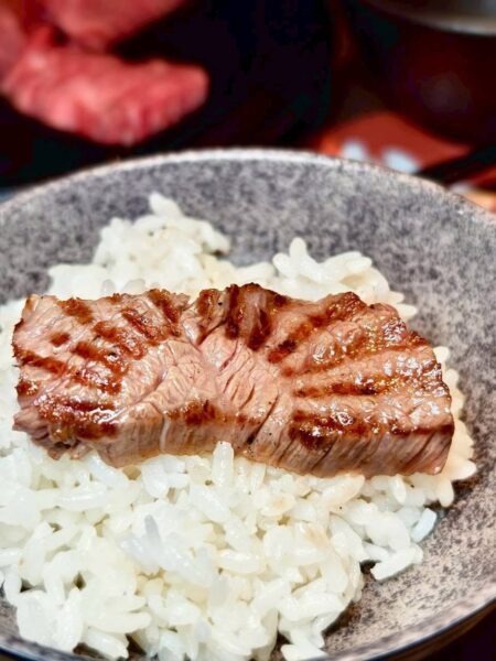 炙燒後的A5和牛搭配熱騰騰白飯享用,濃郁油脂與米飯香氣交織,成為不少饕客最愛吃法。圖/周含鍾攝