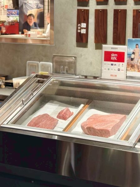 來自日本鹿兒島的A5和牛整齊陳列於冷藏櫃中,細緻油花紋路清晰可見,展現頂級和牛品質。圖/周含鍾攝