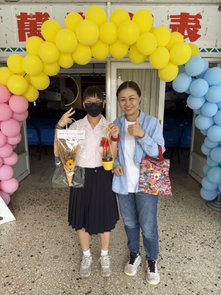 小怡畢業典禮當天，長期陪伴的展望會社工雅惠到場祝賀，見證她邁向人生新階段的重要時刻。(台灣世界展望會提供）