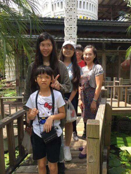 小怡與媽媽及三位姊姊合影，全家人笑容洋溢，身為家中么女的她，成長過程中受到家人許多關愛與支持。(台灣世界展望會提供）