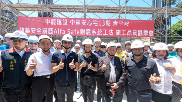 建築安全履歷協會創會理事長戴雲發於現場解說Alfa Safe耐震系統工法,強調建築安全必須兼顧設計與施工品質。(圖/建築安全履歷協會提供)