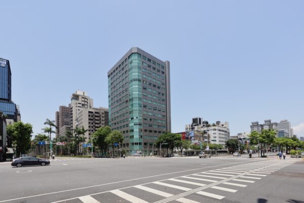 「震大懷喆」坐落仁愛路二段，具林蔭大道首排與座北朝南條件。圖/業者提供