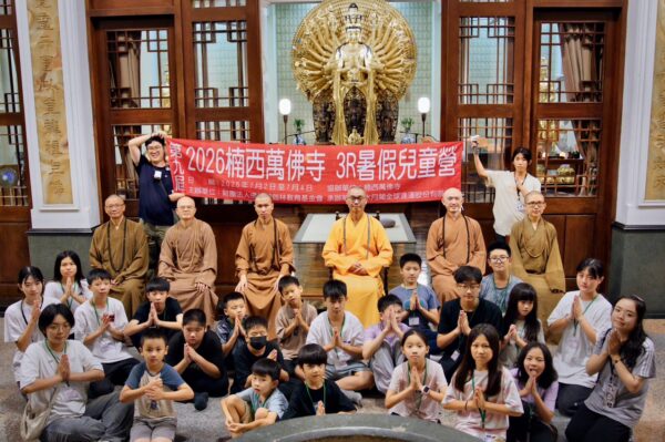 法藏大和尚非常重視孩童身心發展 親自傳燈祝福。圖/楠栖萬佛寺