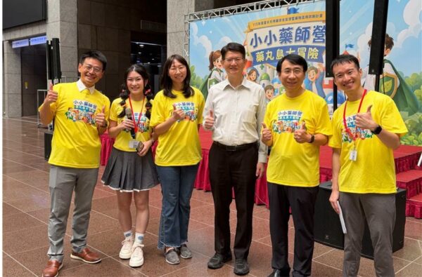 長官親臨現場勉勵學童用藥知識與反毒思維從小扎根,北市衛生局黃建華局長(右三)與北市藥師公會尹岱智理事長(右二)蘇柏名藥師(右一),共同合影。圖/主辦單位