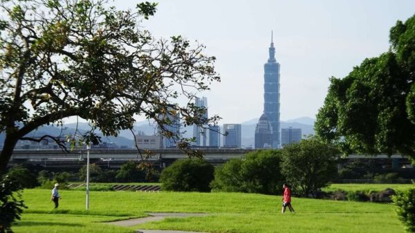 河岸綠地結合城市天際線景觀，展現水岸住宅兼具自然環境與都會機能的生活優勢，成為高端自住市場關注焦點。圖/台北旅遊網