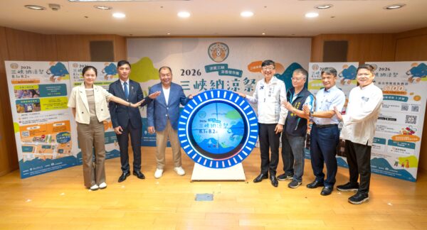 （左起）新北市議員洪佳君、三峽區農會常務監事廖仕文、三峽區農會理事長蘇俊龍、新北市政府農業局局長諶錫輝、三峽區公所區長施玉祥、三峽區農會總幹事張永巨與龍行天下餐飲公司董事長（即峸食鱸魚主廚）黃偉峸，共同啟動宣布2026三峽納涼祭正式起跑。圖/新北市三峽區農會