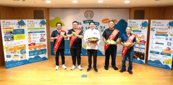 2026三峽納涼祭新品發表，（左起）由百大青農陳冠樺、百大青農黃耀寬、龍行天下餐飲公司董事長（即峸食鱸魚主廚）黃偉峸、新北筍王陳國隆和全國筍王林森淋，共同展示琥珀洛神冰茶、羽衣鮮檸綠、桂竹筍滷豬肉、梨仔筍、桂竹筍牛肉湯等年度新品。圖/新北市三峽區農會