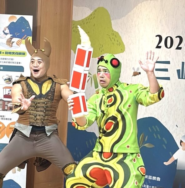 天馬戲創作劇團為「2026三峽納涼祭」記者會揭開序幕，帶來結合戲劇、特技的精彩馬戲演出，展現三峽農業的活力與熱情。圖/新北市三峽區農會