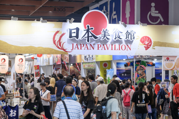 2026台灣美食展熱鬧登場,日本美食館以醒目的大型入口意象迎賓,集結各地特色美食、伴手禮及觀光資訊,吸引大批民眾進場參觀,成為展場人氣焦點之一。 (圖/主辦單位提供)